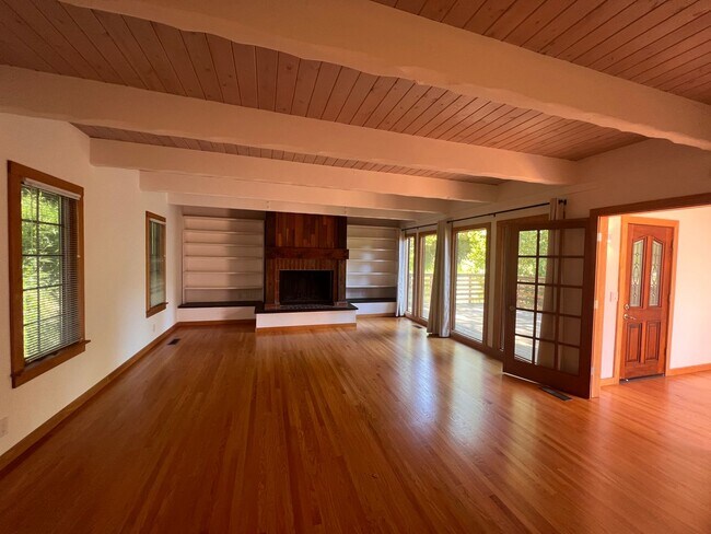 Foto del edificio - FOUR BEDROOM THREE BATH PLUS OFFICE UPDATE...
