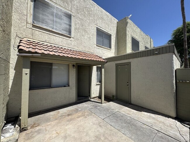 Building Photo - Glendale 2-br Townhome With Carport