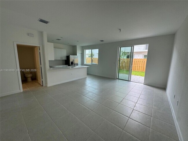 Foto del edificio - 738 SE 13th Ct