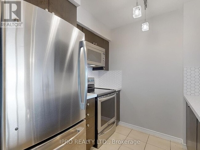 Building Photo - 61-861 Heintzman St