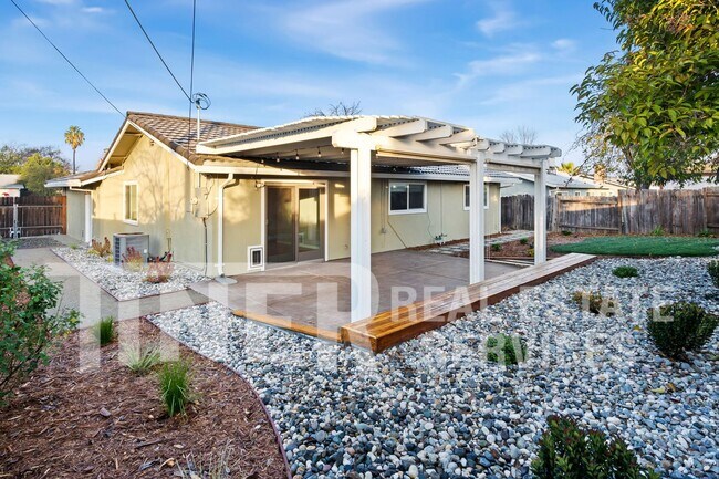 Building Photo - Charming 3-Bedroom Home in Desirable Citru...