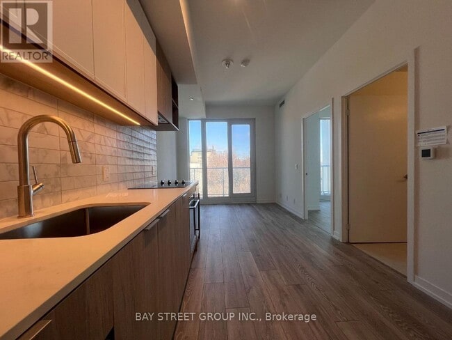 Photo du bâtiment - 2020 Bathurst St