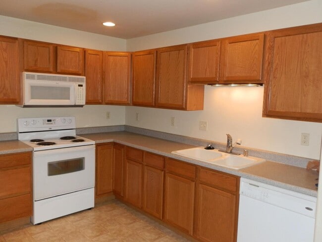 Building Photo - *** Very Nice Apartment - 3Bed 2Bath ***