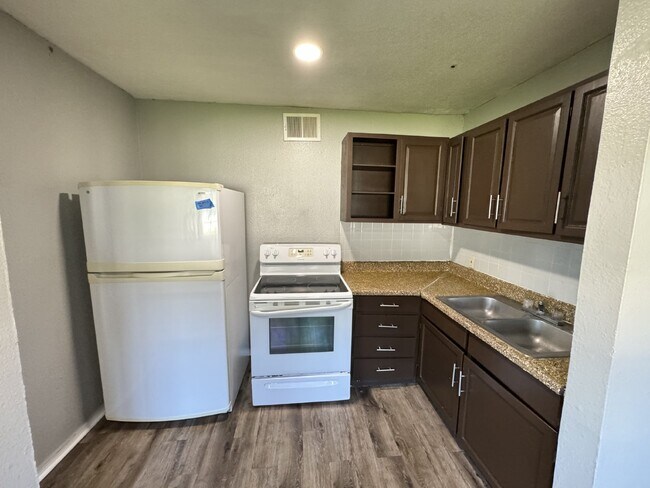 Building Photo - 2 Bedroom and 1 bathroom ready to move in