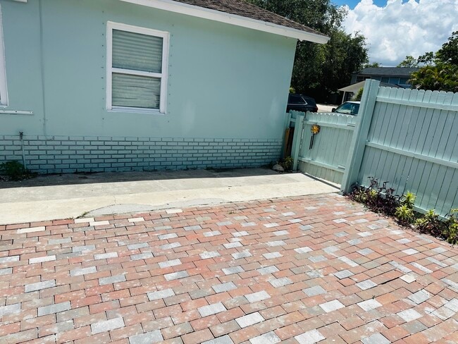 Building Photo - 1520 Barbarie Ln