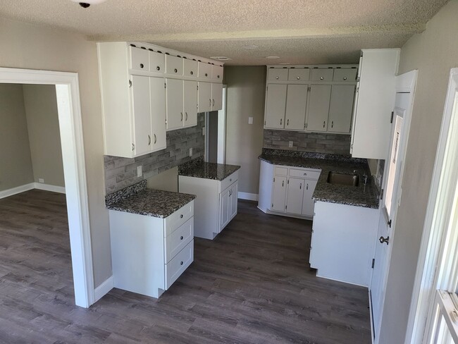 Building Photo - 2/1 Home in Convenient West Sherman Location