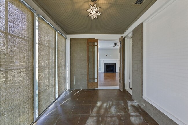 Building Photo - 7115 La Vista Dr