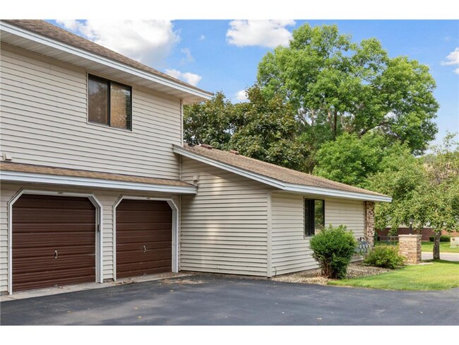 Building Photo - 2539 Brookdale Dr