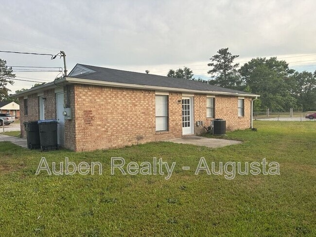 Building Photo - 3202 Gerald Dr E