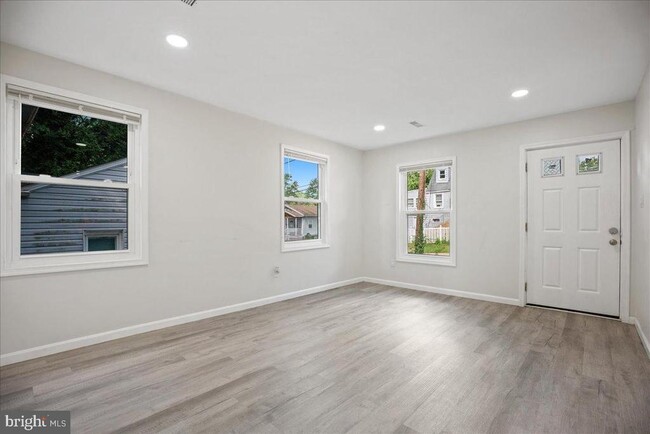 Building Photo - 906 Elfin Ave