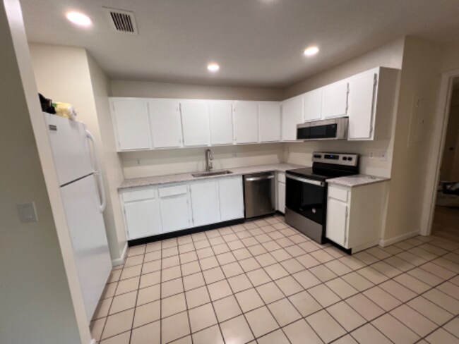 Building Photo - 2069 NE Collins Cir