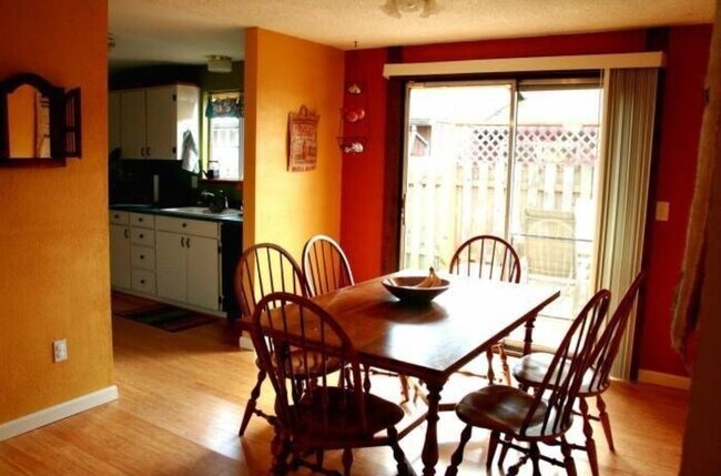 Building Photo - Spacious 3 bed 2 bath Home With View of Mt...