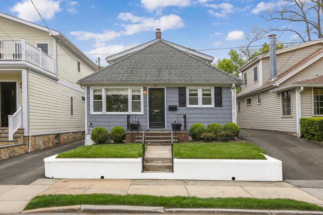 Building Photo - 616 Forest Ave