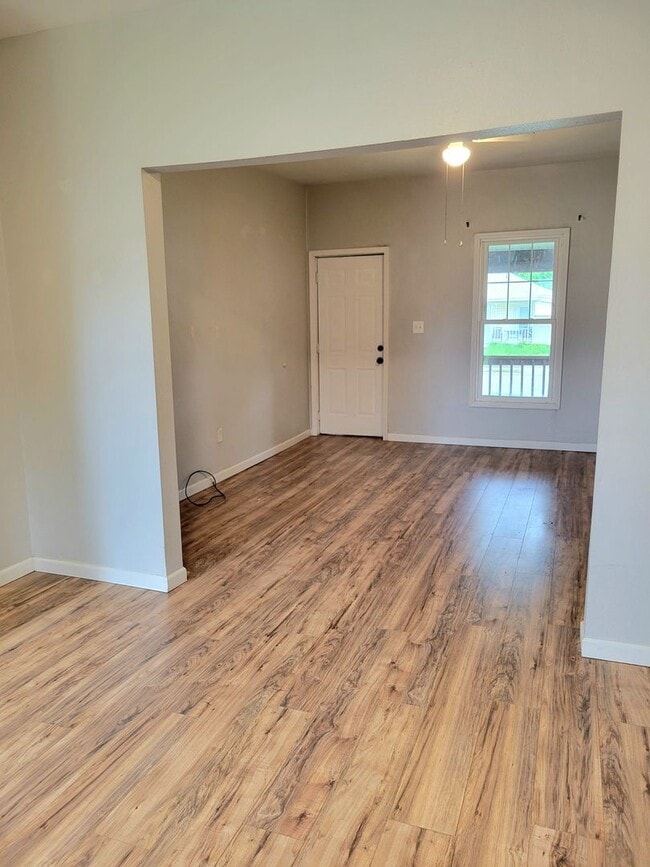 Building Photo - Renovated and Move in Ready...769 Condit, ...