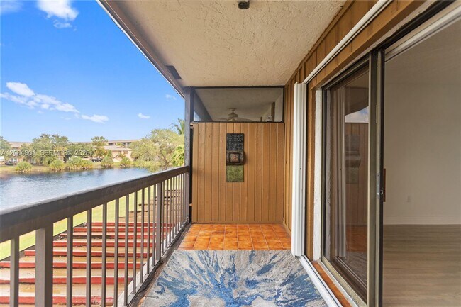 Foto del edificio - Northwest 169th Street, Hialeah, FL 33015 - 3 BR 2.5 BA townhouse