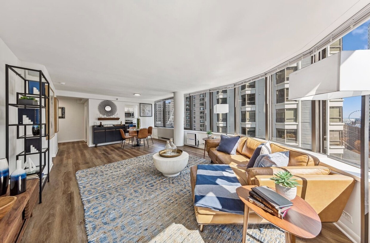 Photo - 324 E Ontario St (Chicago, IL)