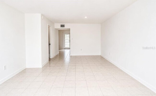Foto del edificio - 5850 Cypress Gardens Blvd