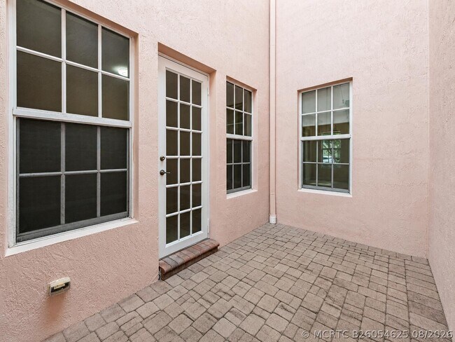 Building Photo - 810 NW 83rd Ln
