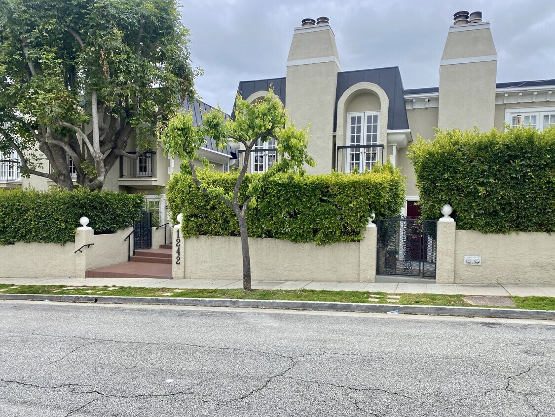 Primary Photo - 2 + 2.5 Beautiful Two-Story Condo in Santa...