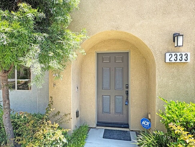 Building Photo - Beautiful 4B/3BA Vista Home w/ Pool & Mode...