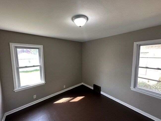 Building Photo - 3 Bedroom Single Family