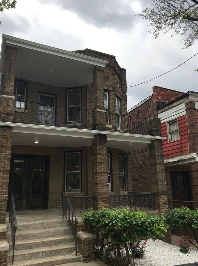 Building Photo - 201 Grant Ave