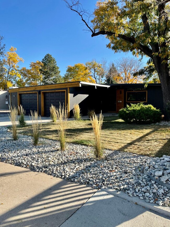 Building Photo - REDUCED STUNNING Mid-Century Modern Living!