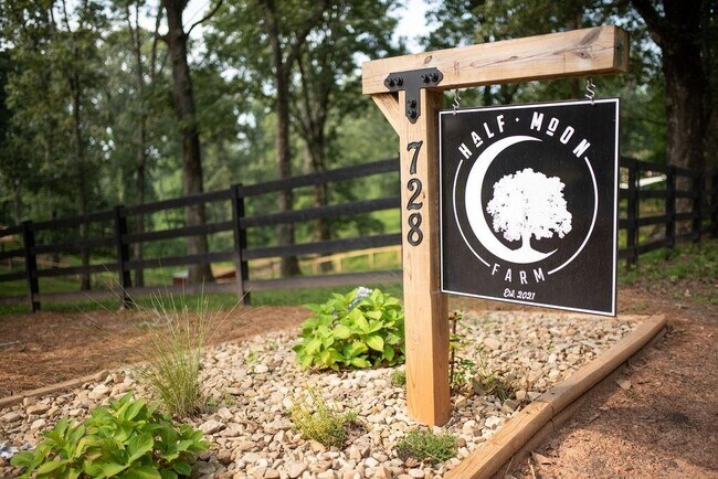 Foto del edificio - 728 S McCollum Dr