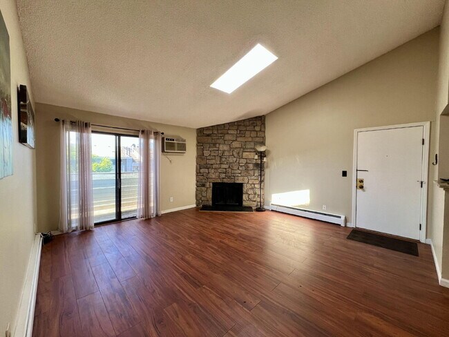 Foto del edificio - Top floor condo with included garage!