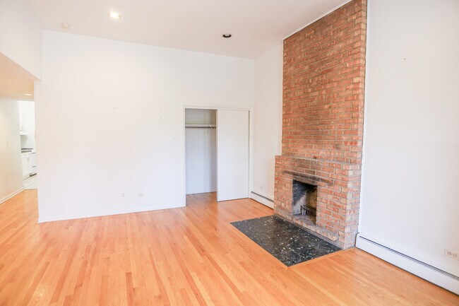 Building Photo - 1810 N Clark St