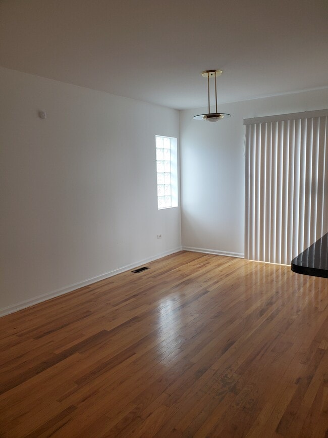 dining area - 6127 S Woodlawn Ave