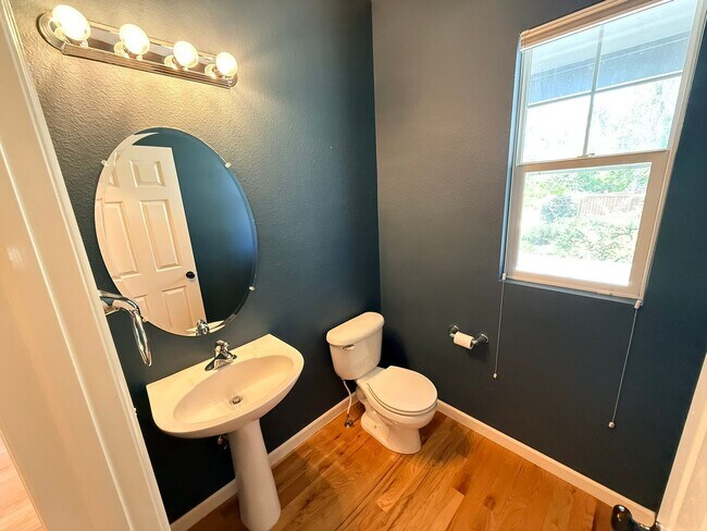 Foto del edificio - Modern 4-Bedroom Home in Renaissance Neighborhood Near Trails