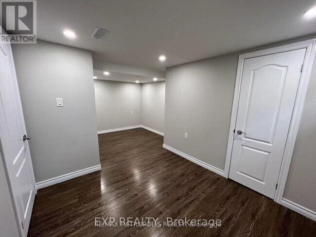Building Photo - 6 Mid Pines Rd