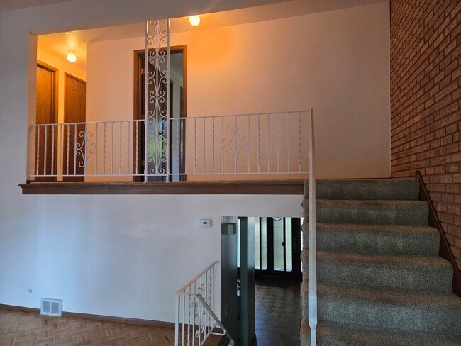 Foto del edificio - 528 E Main St