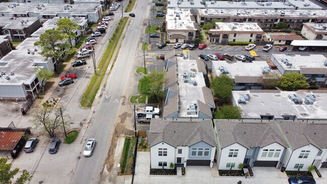 Foto del edificio - 2903 Sherwood Grn Ln