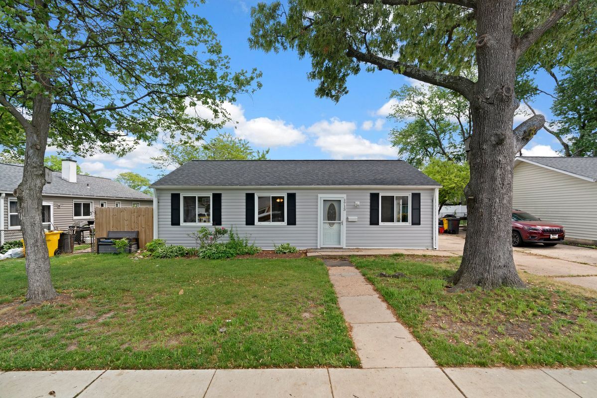 Primary Photo - 1713 Lansing Rd