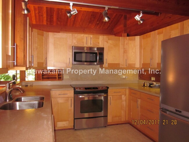 Building Photo - Available June 1, 2024 - Large Home in Lus...