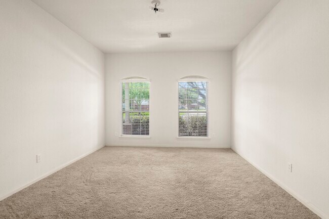 Foto del edificio - 7803 Blue Lake Dr