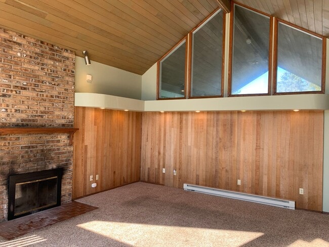 Building Photo - Beautiful Waterfront Home!