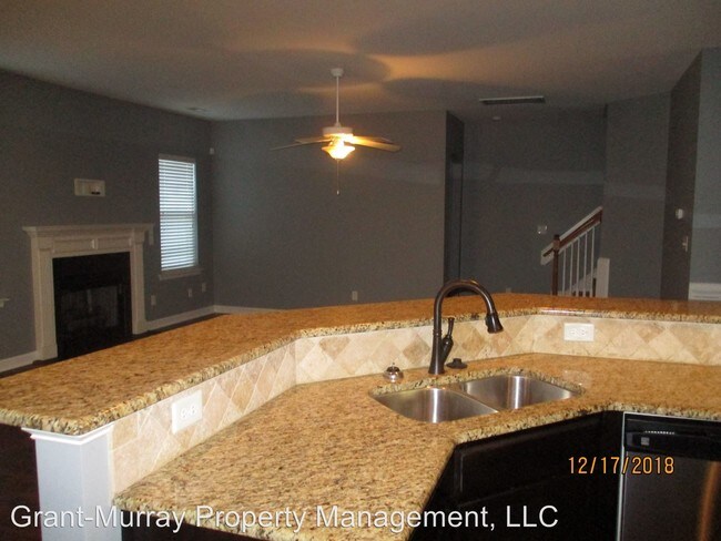 Building Photo - 4 br, 3.5 bath House - 826 Harry Truman Rd.