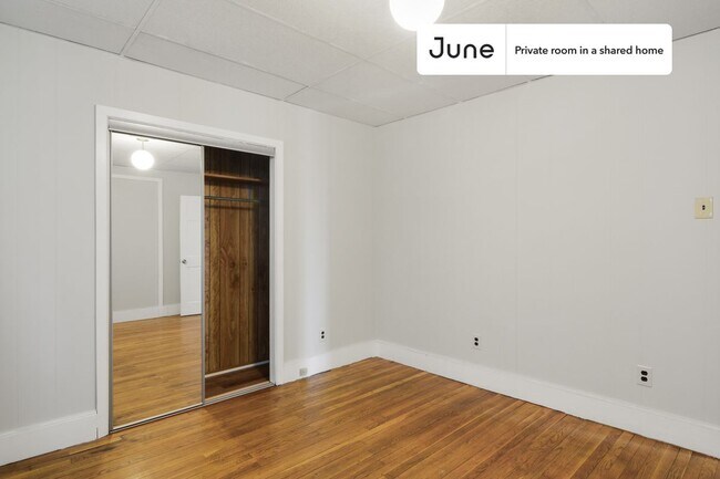 Foto del edificio - Private bedroom in 4 bed/1 bath Home