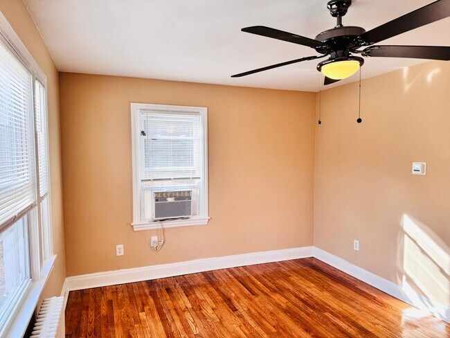 Foto del edificio - 908 Hudson Ave