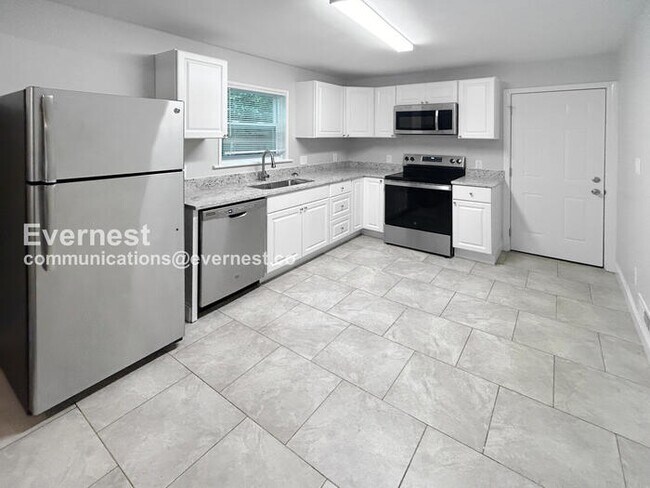 Foto del edificio - 3 Bed/1 Bath Home with Off-Street Parking / Pet-Friendly / Vouchers Accepted / Available Now!