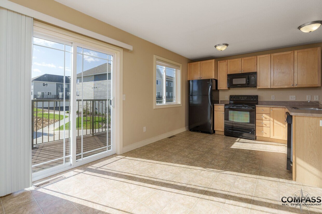 Foto principal - SPACIOUS TOWNHOME CONVENIENTLY LOCATED WIT...