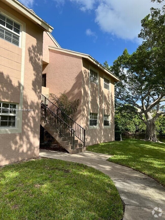 Building Photo - 620 Cypress Club Way