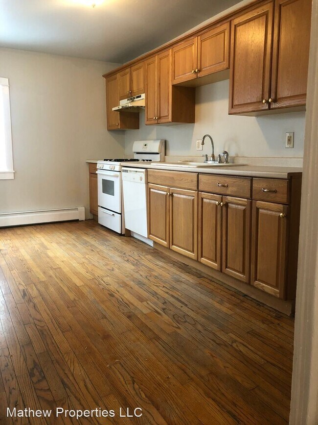 Building Photo - 3 br, 1 bath House - 726 S Queen St.