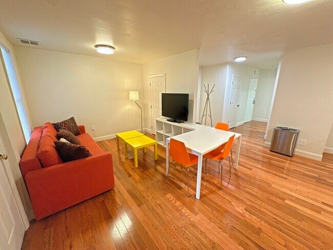 Foto del edificio - 130 W 8th St