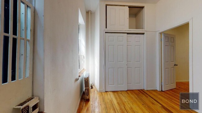 Foto del edificio - 214 E 10th St