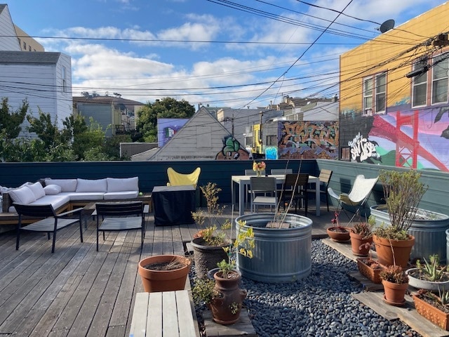 Shared roof deck space - 922 Capp St