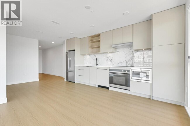 Building Photo - 422 E 3rd St